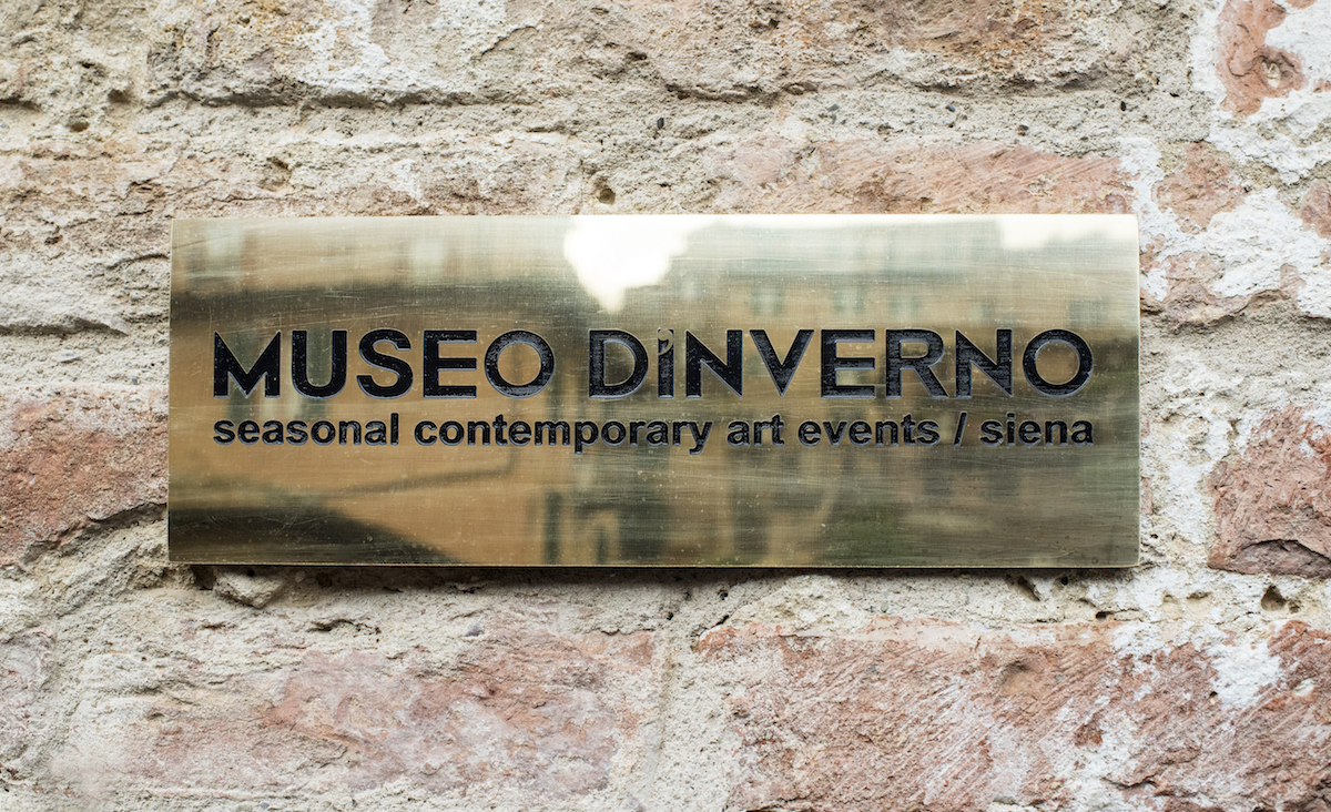 Progetto diòspero: Maurizio Nannucci, targa d’ingresso in ottone del museo,
multiplo 1/9 esemplari. Photo courtesy: Museo d’Inveerno, Siena.