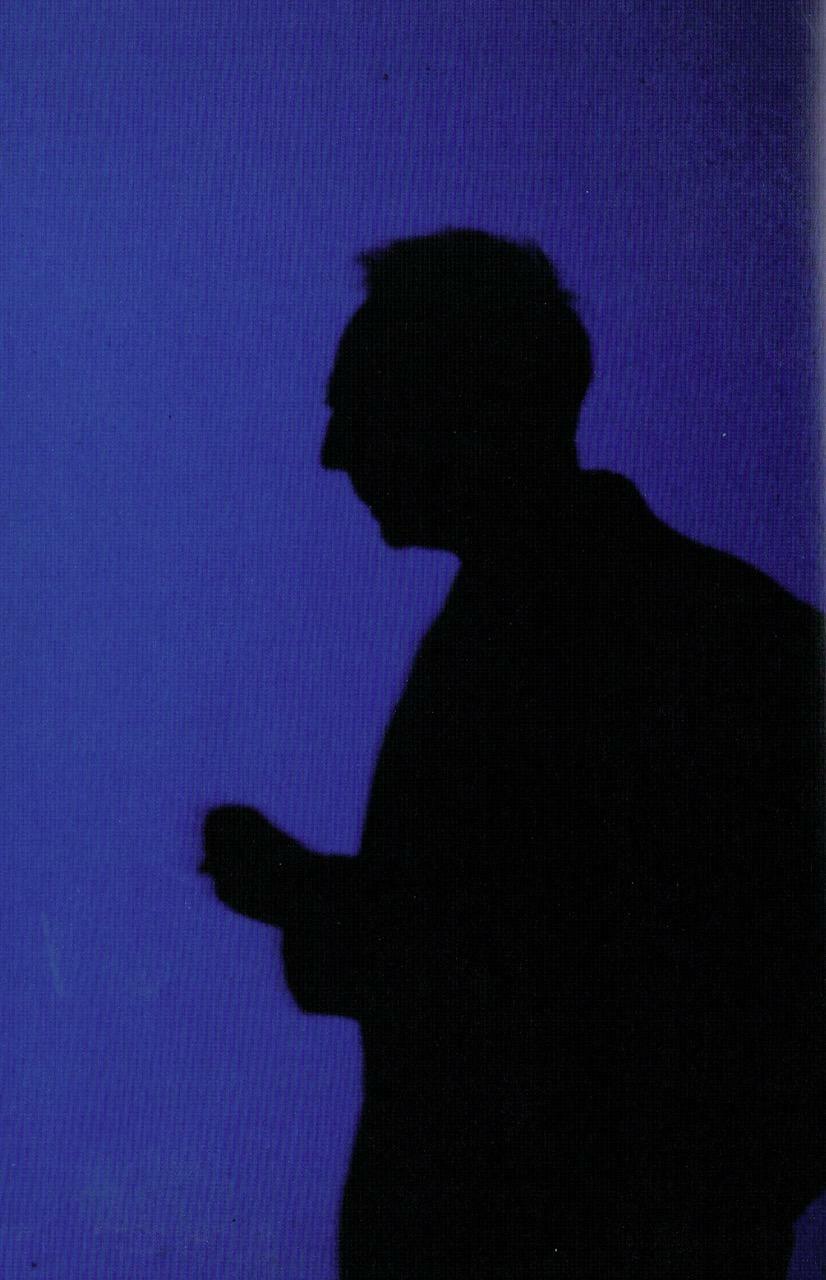 Derek Jarman davanti allo schermo di Blue, Londra, 1992.