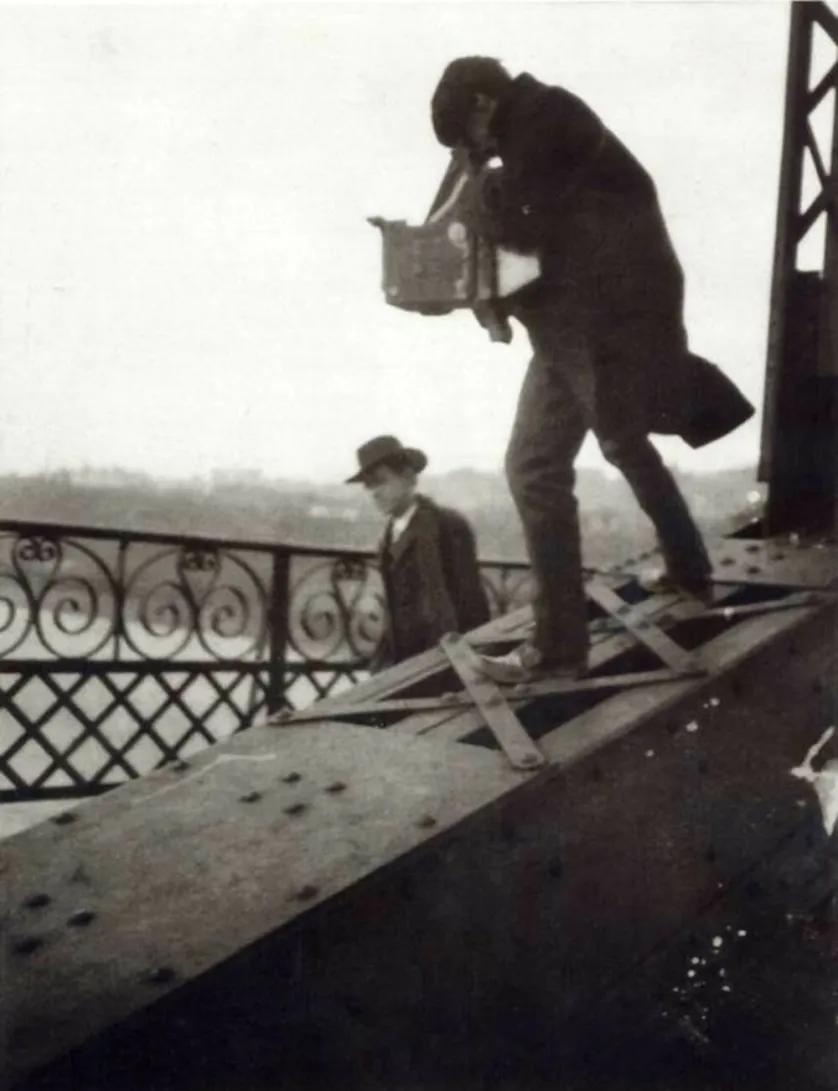 Anonimo, Alfred Stieglitz Photographing on a Bridge, stampa alla gelatina d’argento, 1905 circa, New York, Metropolitan Museum of Art