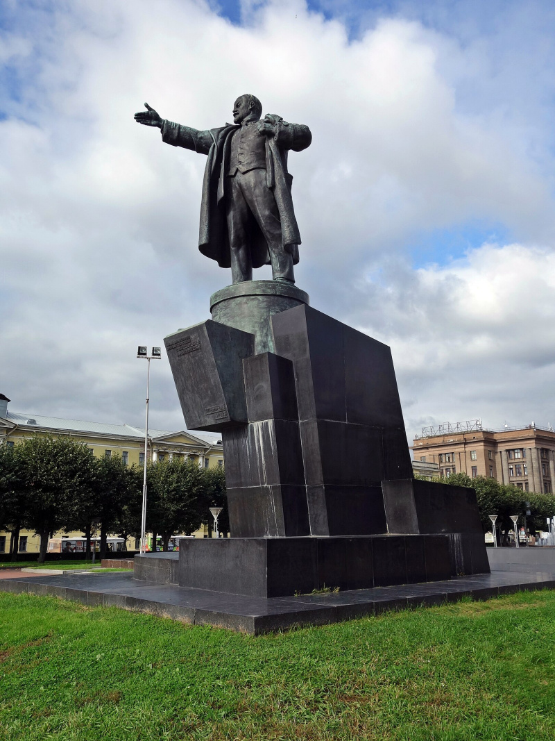 Statua di Lenin con braccio proteso