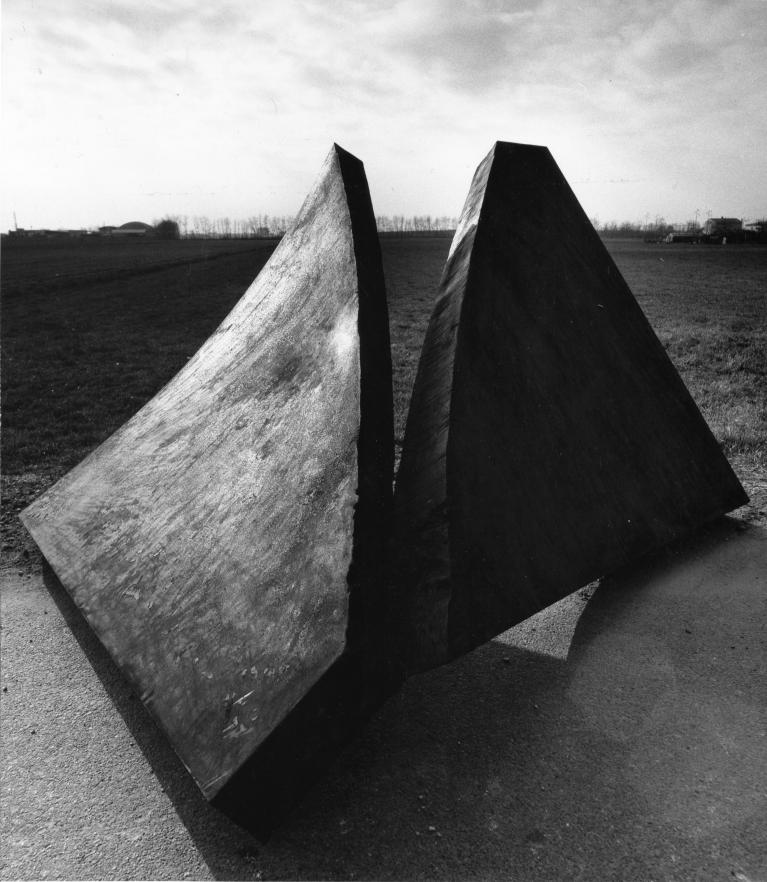 Ferro spezzato piano, 1974, acciaio forgiato, cm 130 x 240 x 210.