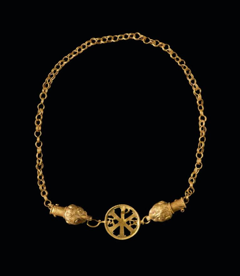 Collana in oro con chrismòn, fine IV– metà V secolo d.C. Museo Nazionale Romano - Palazzo Massimo.