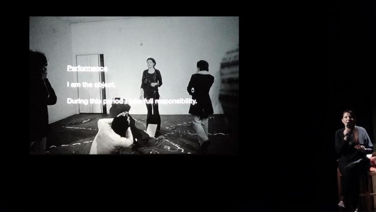 Lecture di Marina Abramović con la proiezione di alcune fotografie scattate nel corso della performance Rhythm 0 del 1975.
