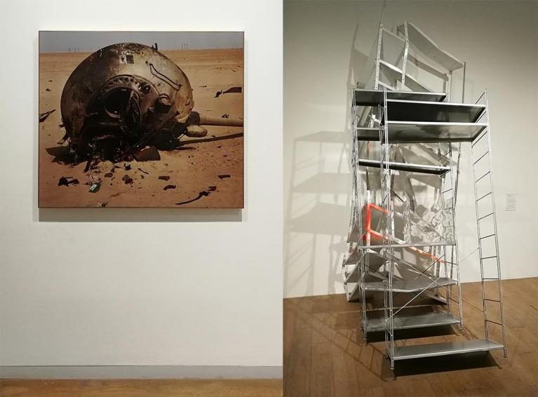 Sophie Ristelhueber, Fait #60, 1992. “la Caixa” Foundation / Isa Genzken, Bookshelves, 2008. la Caixa” Foundation.