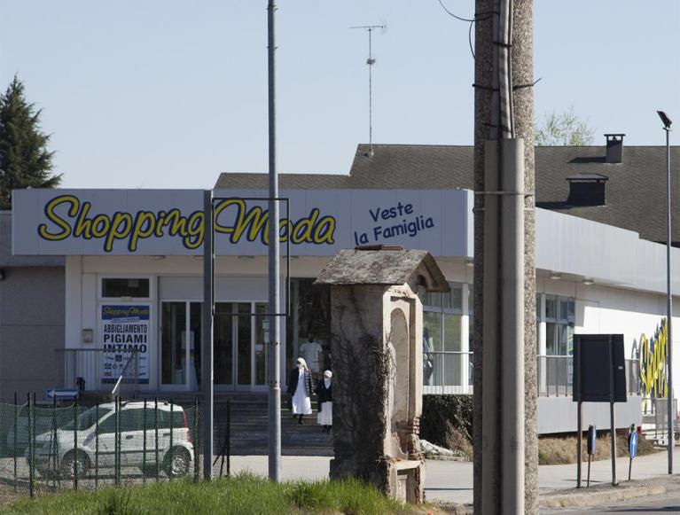 Edicola Alliata tra supermercati, centri di abbigliamento e rubinetterie.