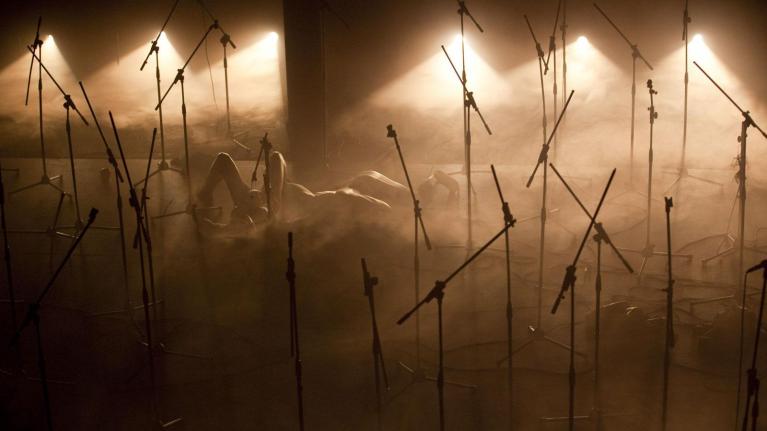 Tutto ciò che è grande nella tempesta, regia e scene di Andrea De Rosa, costumi di Fabio Sonnino, suono di Hubert Westkemper, luci di Pasquale Mari, Napoli, Sala Assoli, 2011. Foto di Marco Revelli.