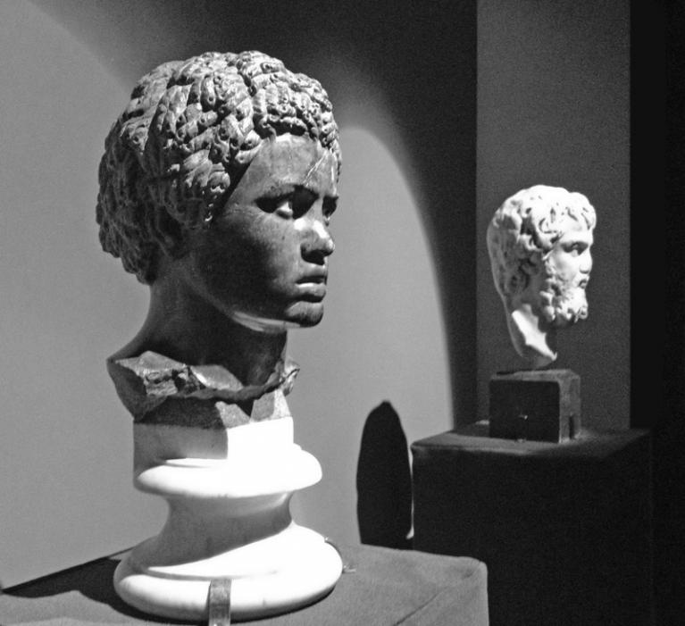 Testa di giovane africano. Marmo grigio morato e calcare, prima metà del II secolo d.C. Museo delle Terme di Diocleziano.