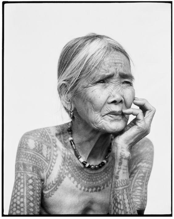 Una donna della tribù Kalinga, nelle Filippine (© Jake Verzosa, Collection de l'Artiste).