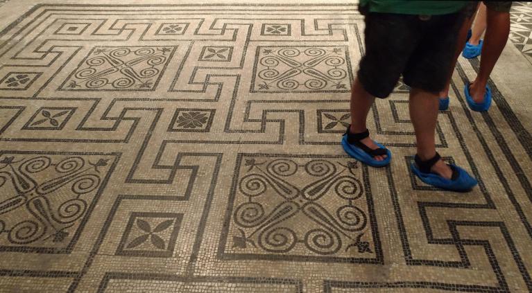 Opus sectile rinvenuto in area vesuviana e ricollocato nelle sale del Museo Archeologico di Napoli nella prima metà dell'Ottocento.