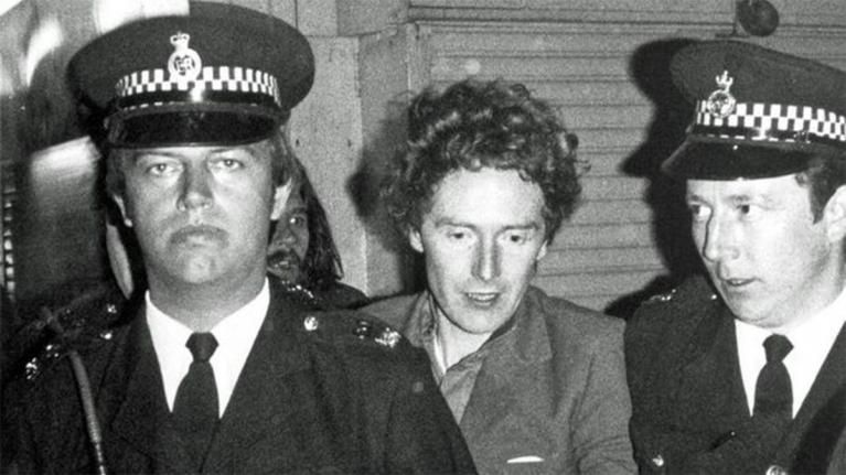 Malcolm McLaren arrestato dalla polizia. Foto RB/Redferns.