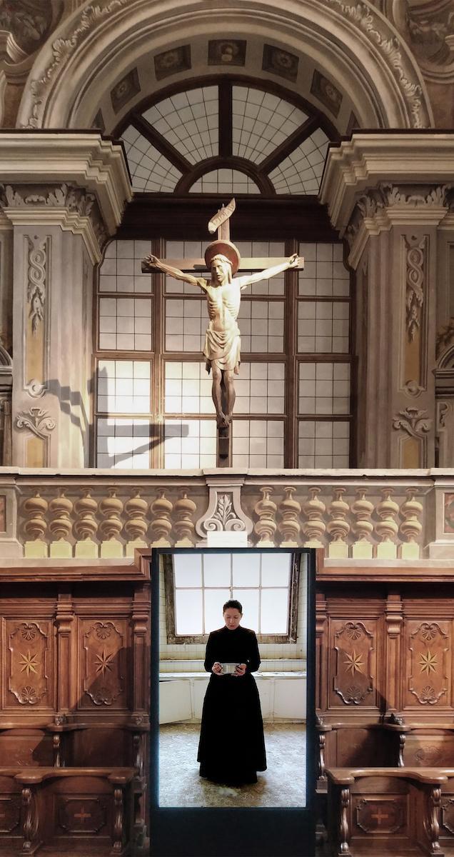 Opera video The Kitchen V, Carrying the Milk, della serie The Kitchen, Homage to Saint Therese, esposta nel coro della chiesa di S. Maria Maddalena ad Alba.