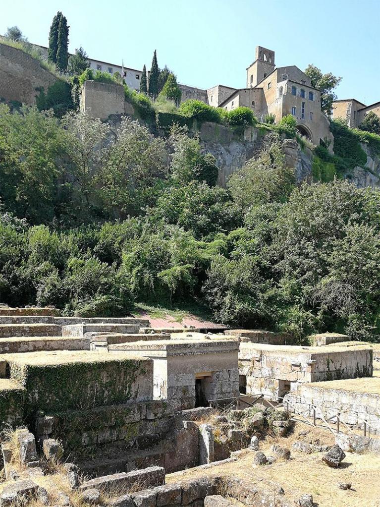 Necropoli del Crocifisso del Tufo, in uso dal VIII fino alla conquista romana di Orvieto (264 a. C.). Raggiunse la sua massima estensione tra la metà del VI secolo a. C. e la metà del secolo successivo.