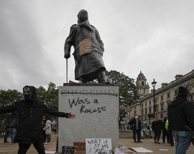 Statua di Winston Churchill eretta davanti al Parlamento di Londra sfregiata durante le manifestazioni britanniche del movimento Black Lives Matter.