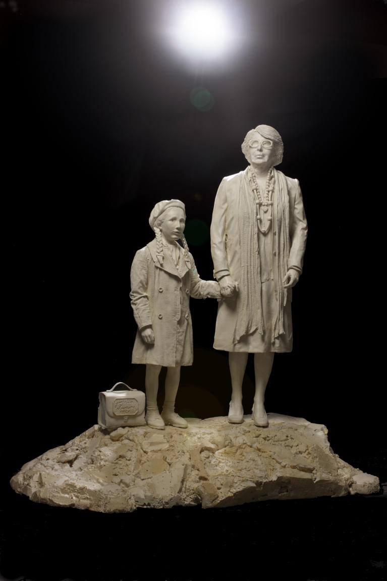 Giosetta con Giosetta a nove anni, 2002, resina sintetica, 209 x 210 x 133 cm, Archivio Parise-Fioroni, © Giuseppe Schiavinotto.