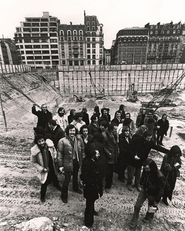 Renzo Piano, Richard Rogers e il loro team nel cantiere del Centre Pompidou, 1972. Studio Piano & Rogers. Fondazione Renzo Piano.