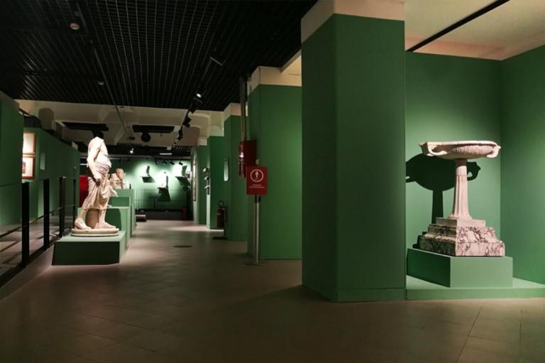 Veduta della seconda sezione della mostra: Vivere e abitare a Roma tra la fine dell’età repubblicana e l’età tardo-antica: le dimore di lusso e i contesti domestici.