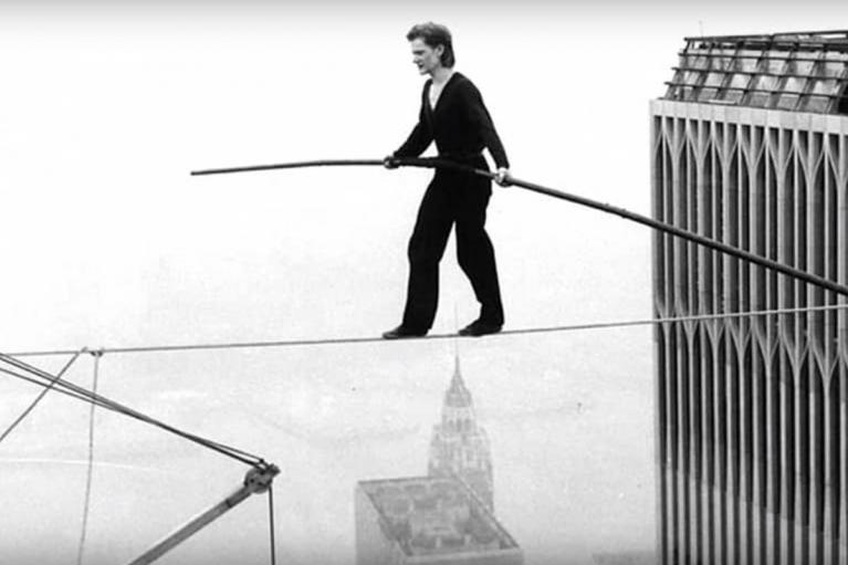 Philippe Petit cammina su una fune di acciaio tesa fra le Torri Gemelle, il 6 agosto 1974.