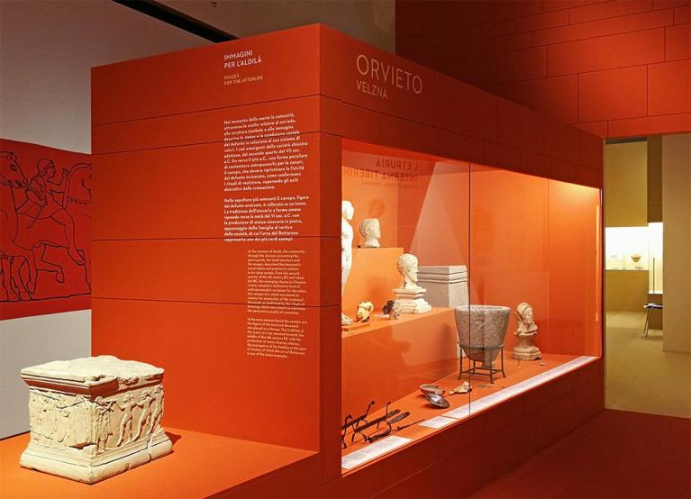Settore della mostra Etruschi. Viaggio nella terra dei Rasna dedicato alla città di Orvieto/Velzna, Bologna, Museo Civico Archeologico.