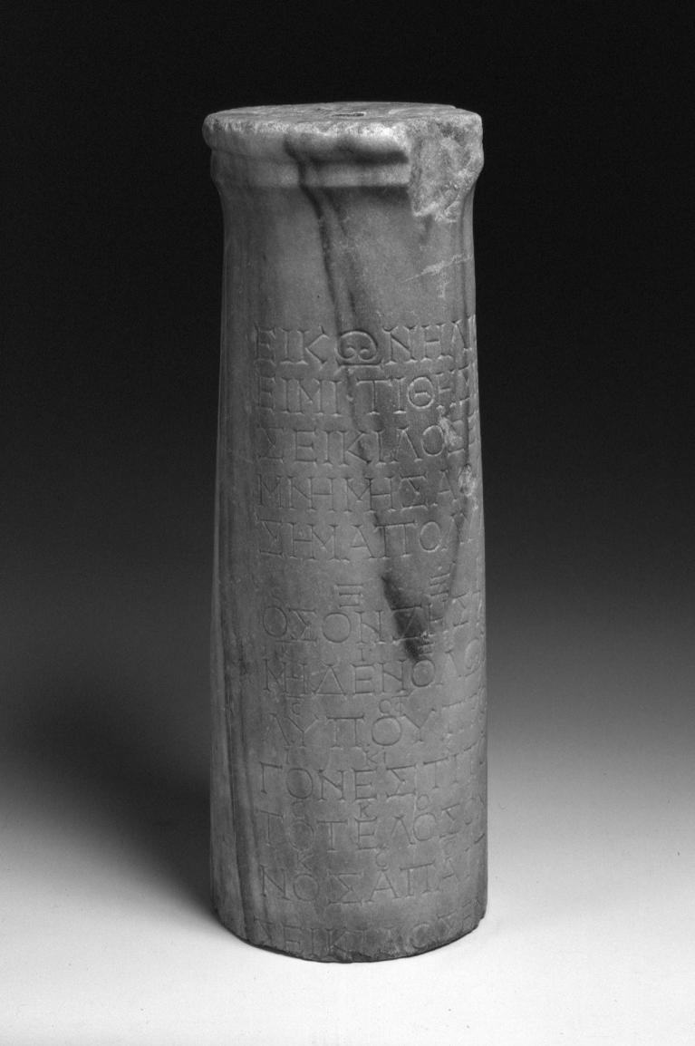 Colonna funebre di Seikilos (datata intorno al II secolo a.C.). Il testo è accompagnato da segni musicali identificati e trascritti dal papirologo austriaco Carl Wessely nel 1891. Copenaghen, Museo Nazionale Danese.