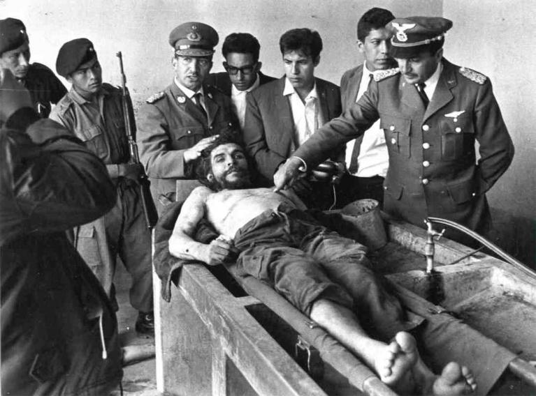 Anonimo, fotografia del cadavere di Ernesto Guevara scattata il 10 ottobre 1967 a Vallegrande, Bolivia.