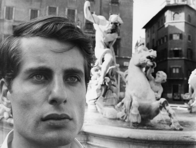 Cesare Tacchi a Piazza Navona, Roma, 1964, Foto Renato Mambor.