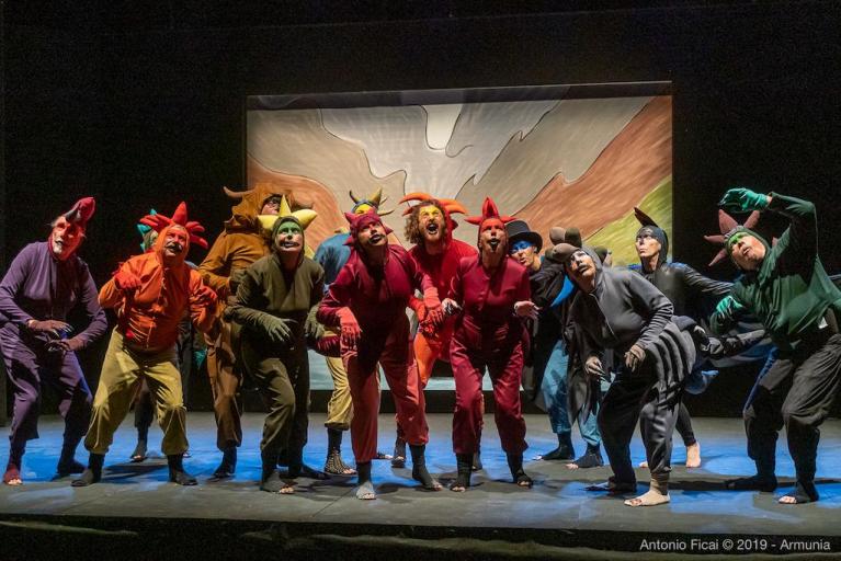 “La fine del mondo. Commedia per dinosauri” di Giuliano Scabia.