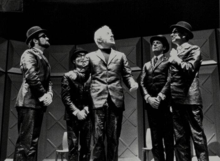 Unterdenlinden, al centro Gianrico Tedeschi, ph. Luigi Ciminaghi, Archivio Piccolo Teatro Milano.