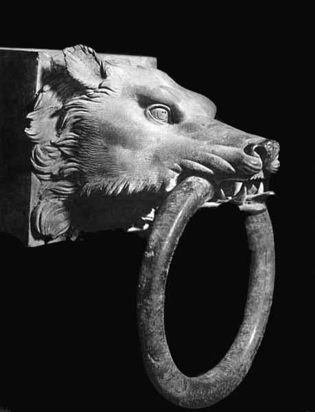 Testa di lupa che decorava la testata di una trave della prima nave di Nemi. Bronzo, 37 - 41 d.C. Museo Nazionale Romano - Palazzo Massimo.