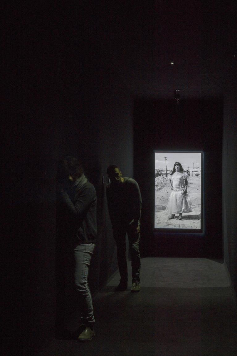 Teresa Margolles Sobre la sangre a cura di Francesca Guerisoli e Angel Moya Garcia Il Testimone, 2017 Karla “La Borrada” (Hilario Reyes Gallegos, 1948-2015) -- Installazione composta da tre testi audio e dall’immagine di Karla, transessuale che lavorava come prostituta, brutalmente assassinata a Ciudad Juárez nel 2015. Gli audio sono testimonianze di Karla e delle amiche Ivon e La Martina, e narrano la sua vita e i momenti successivi al suo omicidio. -- Fotografia Teresa Margolles Luglio 2015 Ciudad Juárez, Chihuahua, Messico Courtesy l’artista. Foto Rafael Burillo.