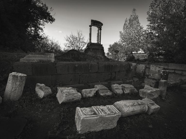 Kenro Izu Pompei, Necropoli di Porta Ercolano, 2016 Stampa inkjet 61x76 cm © Kenro Izu Courtesy Fondazione di Modena - Fondazione Modena Arti Visive.