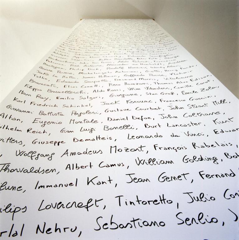 Opera realizzata con Cesare Viel 2001 Pennarello su carta acetata 2 fogli 100 x 1000 cm ciascuno Courtesy dell’artista e Galleria Pinksummer, Genova / Galerie Nagel Draxler, Berlin, Köln / Galerie Michel Rein, Paris, Bruxelles Foto Roberto Marossi