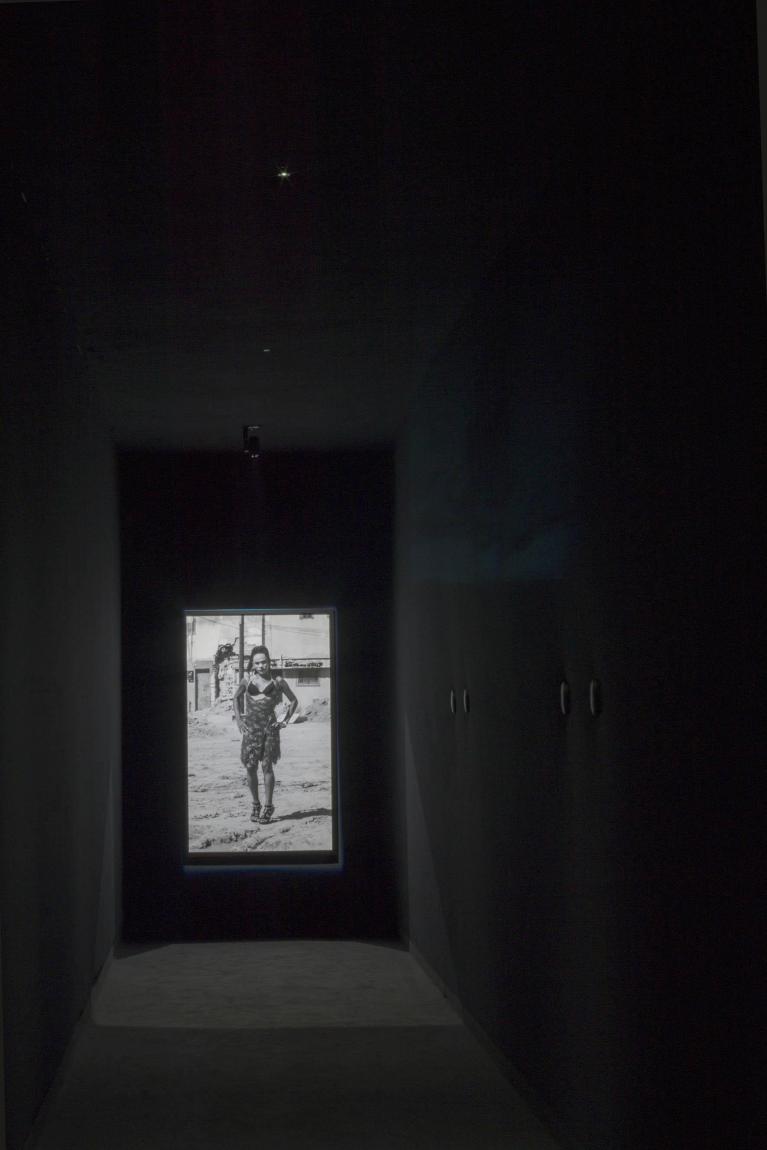 Teresa Margolles Sobre la sangre a cura di Francesca Guerisoli e Angel Moya Garcia Il Testimone, 2017 Oisiris “La Gata” (Luis Humberto Garcia Robledo, 1984-2016) -- Installazione composta da tre testi audio e dall’immagine di La Gata, transessuale che lavorava come prostituta, brutalmente assassinata a Ciudad Juárez nel 2016. Gli audio sono testimonianze di La Gata e delle amiche Gaby e Berta, e narrano la sua vita e i momenti successivi al suo omicidio. -- Fotografia Teresa Margolles Luglio 2015 Ciudad Juárez, Chihuahua, Messico Courtesy l’artista. Foto Rafael Burillo.