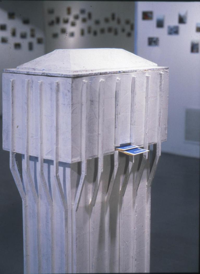 Luca Vitone Wide City 1998 Modello in legno della torre Velasca, 180 fotografie a colori 10 x 15 cm Dimensioni variabili Collezione Museo del Novecento, Milano Veduta della mostra presso Opensace, Milano, 1998 Foto Giulio Buono