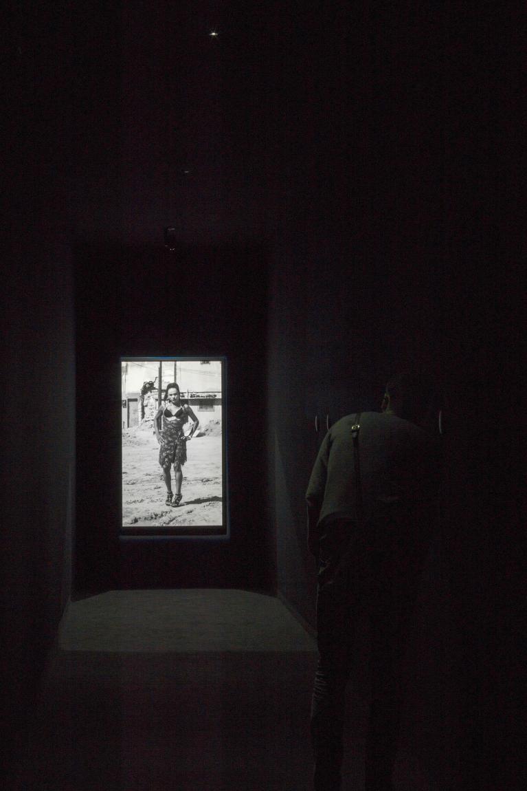 Teresa Margolles Sobre la sangre a cura di Francesca Guerisoli e Angel Moya Garcia Il Testimone, 2017 Oisiris “La Gata” (Luis Humberto Garcia Robledo, 1984-2016) -- Installazione composta da tre testi audio e dall’immagine di La Gata, transessuale che lavorava come prostituta, brutalmente assassinata a Ciudad Juárez nel 2016. Gli audio sono testimonianze di La Gata e delle amiche Gaby e Berta, e narrano la sua vita e i momenti successivi al suo omicidio. -- Fotografia Teresa Margolles Luglio 2015 Ciudad Juárez, Chihuahua, Messico Courtesy l’artista. Foto Rafael Burillo.