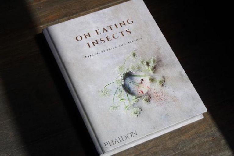 Ant tears – Lacrime di formiche. Due specie di formiche, Formica rufa e Lasius fuliginosus, vengono servite dentro gocce di gelatina profumate con Anty Gin, un distillato di ginepro e Formica rufa, accompagnate con fiori di coriandolo.