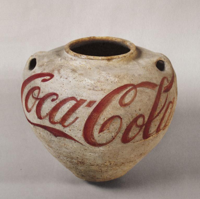 Han Dinasty Urn with Coca-Cola logo, 1994. In alto: Study of Perspective 01 (1995-2003); Dropping a Han Dinasty Urn 01, 02, 03 (1995).
