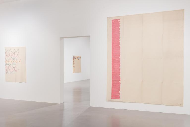 Giorgio Griffa. A Continuous Becoming, Veduta della mostra, Camden Arts Centre, Londra. Foto: Mark Blower.