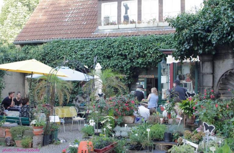 Il caffè e il negozio di fiori all’interno del vecchio cimitero di S. Matteo a Berlino.