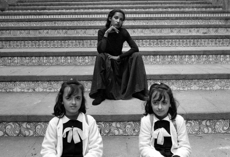 Ferdinando Scianna, Marpessa e Gemelle, 1987 negativo bianco e nero, stampa digitale © Ferdinando Scianna.