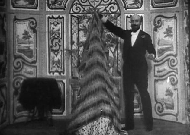 Georges Méliès in una scena di Escamotage d'une dame chez Robert-Houdin (Star Film 70, 1896).
