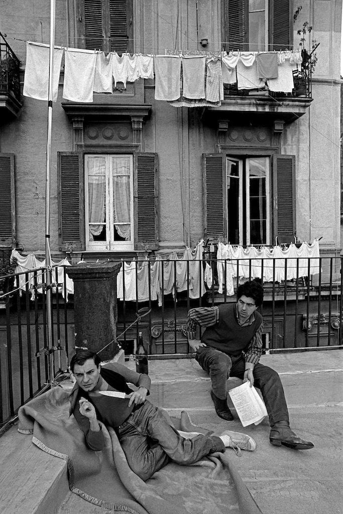 Enzo Moscato e Annibale Ruccello, foto scattata sul terrazzo del palazzo dove abitava Ruccello, Napoli, 1984.