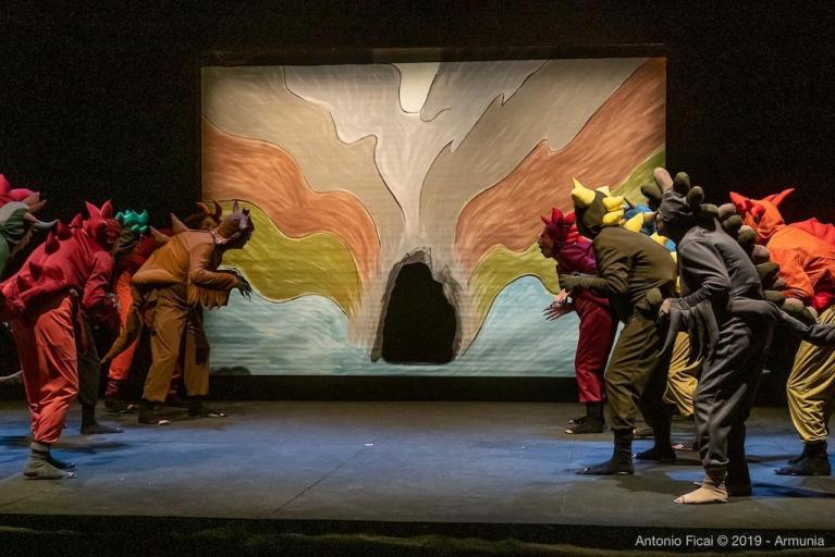 “La fine del mondo. Commedia per dinosauri” di Giuliano Scabia.