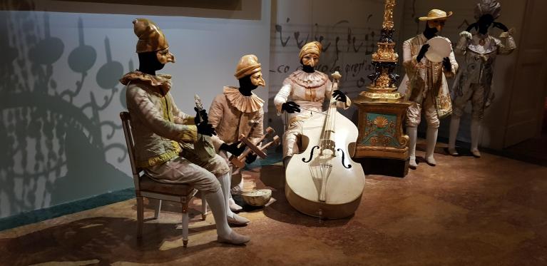 Sala della Musica Profana: gruppo di manichini in costumi settecenteschi.
