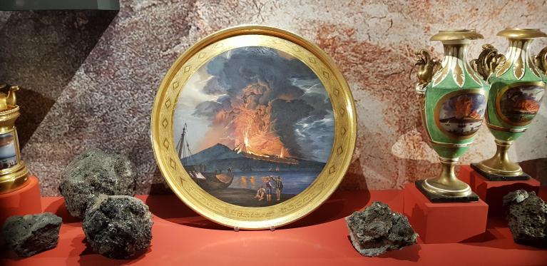 Sala dell’Eruzione: pietre di lava e porcellane della Reale Fabbrica di Capodimonte raffiguranti scene notturne del Vesuvio in eruzione. Per tutto il settecento, si susseguirono ben 15 eruzioni e il Vesuvio dette spettacolo ai viaggiatori ispirando anche artisti come il francese Pierre-Jacques Volaire, specializzatosi proprio nella rappresentazione notturna del Vesuvio in eruzione.