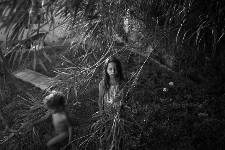Paolo Pellegrin, I nipotini di Sevla, Sidney e Chanel, giocano nel suo giardino. Sevla, matriarca di una grande famiglia di rom bosniaci, si è trasferita in Italia negli anni Ottanta. Alcuni decenni, nove figli, e tre generazioni più tardi, lei e il suo clan vivono ancora a Roma, Roma, 2015, stampa fine art a getto d’inchiostro su carta cotone Hahnemühle © Paolo Pellegrin/Magnum Photos