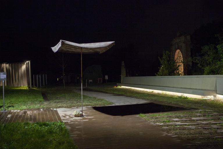 Teresa Margolles Sobre la sangre a cura di Francesca Guerisoli e Angel Moya Garcia Frazada (La Sombra), 2016 -- Posizionamento nello spazio pubblico di una coperta montata su una struttura metallica, simile a quelle utilizzate dalle bancarelle per strada. Il tessuto che proietta l’ombra, recuperato dall’obitorio di La Paz, è stato utilizzato per avvolgere il corpo di una donna assassinata. L’ombra che viene a crearsi evoca il problema della violenza di genere. Secondo l’Istituto Nazionale di Statistica boliviano, nel 2016, l’87% delle donne ha subito violenza. La Paz, Bolivia. Courtesy l’artista. Foto Rafael Burillo.