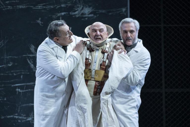 “Cuore di cane”, regia di Giorgio Sangati, al Piccolo Teatro, ph. Masiar Pasquali.