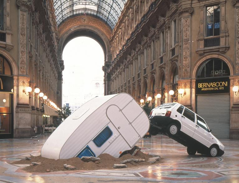 Michael Elmgreen & Ingar Dragset, Short Cut, 2003, tecnica mista, Fiat Uno, roulotte, 250 x 850 x 300 cm, commissionato e prodotto da Fondazione Nicola Trussardi. Veduta dell’installazione: Ottagono, Galleria Vittorio Emanuele, Milano 7 maggio – 4 giugno 2003. Photo Jens Ziehe. Courtesy Michael Elmgreen & Ingar Dragset; Galleria Massimo De Carlo, Milano.