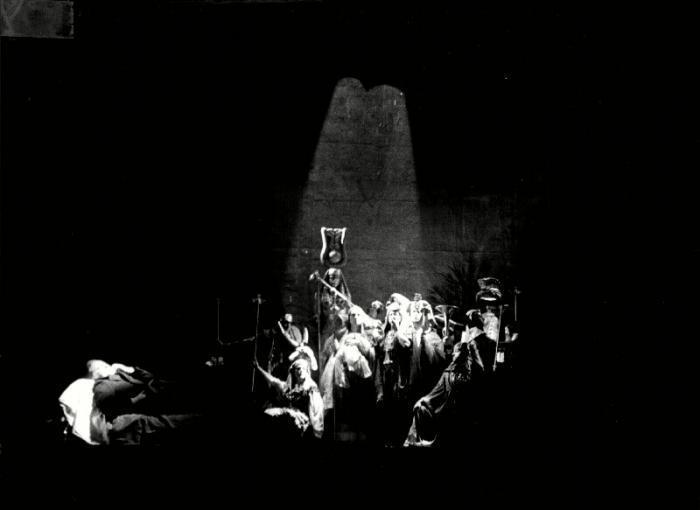 Il crack, parte terza, nella prigione, ph. Luigi Ciminaghi, Archivio Piccolo Teatro Milano.