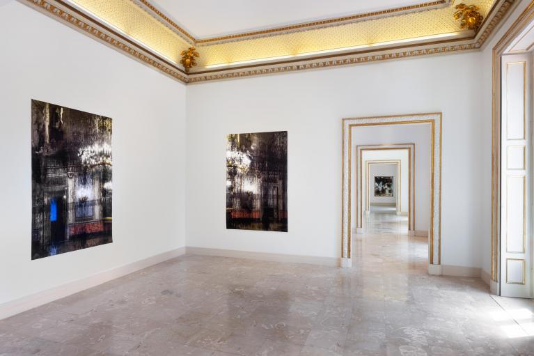 Veduta d’installazione Elisa Sighicelli Storie di Pietròfori e Rasomanti Museo Pignatelli, Napoli.